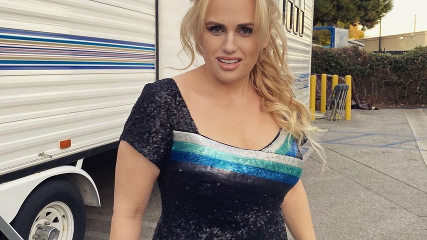 Heiß: Rebel Wilson zeigt erschlankten Body in Partydress