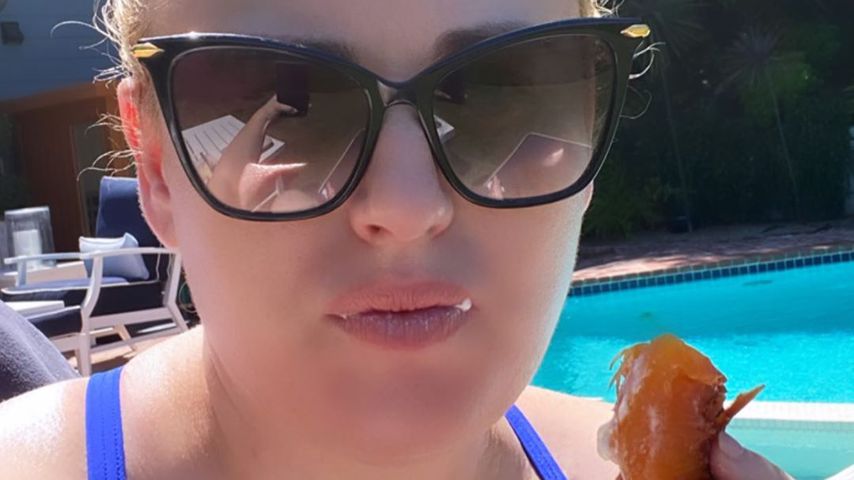 Rebel Wilson isst einen Pfirsich