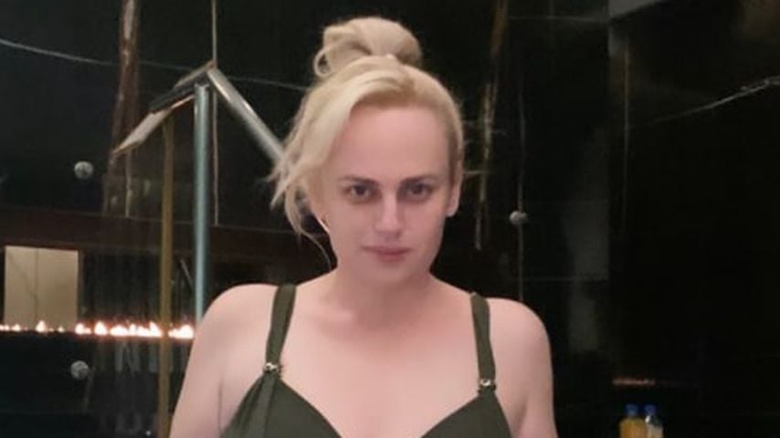Hier posiert die erschlankte Rebel Wilson wie ein Bond-Girl