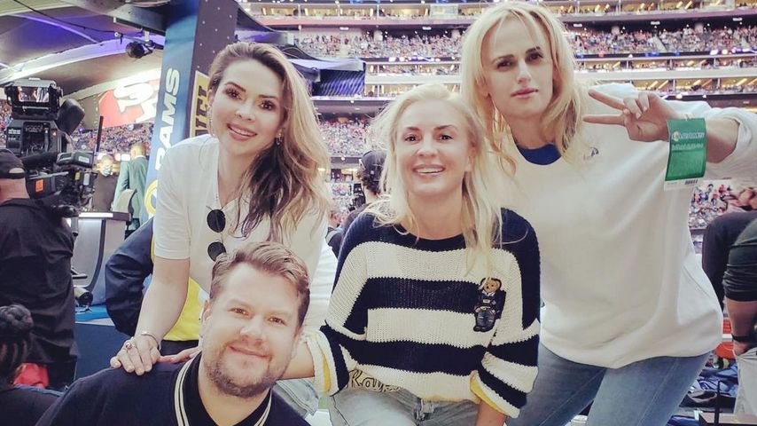 James Corden, Carly Steel, Ramona Agruma und Rebel Wilson im Januar 2022