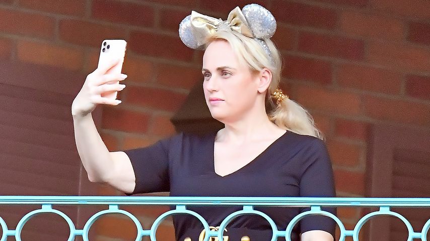 Enges Kleid im Disneyland: Rebel Wilson zeigt ihre Topfigur