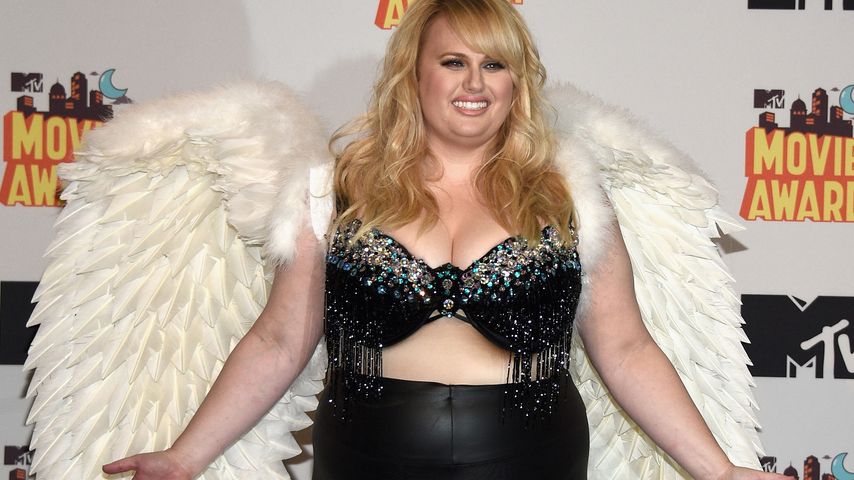 Wuchtiger Engel: Rebel Wilson bauchfrei und mit Lederhose
