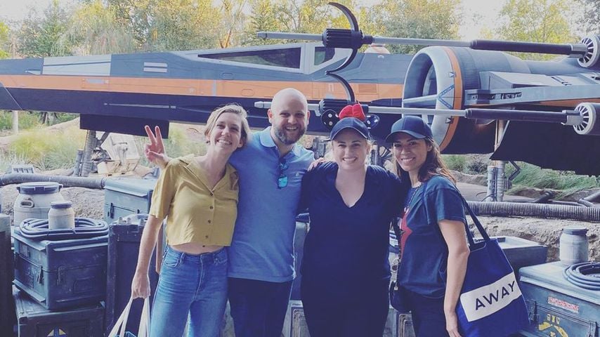 Rebel Wilson mit Freunden im Disneyland, 2020