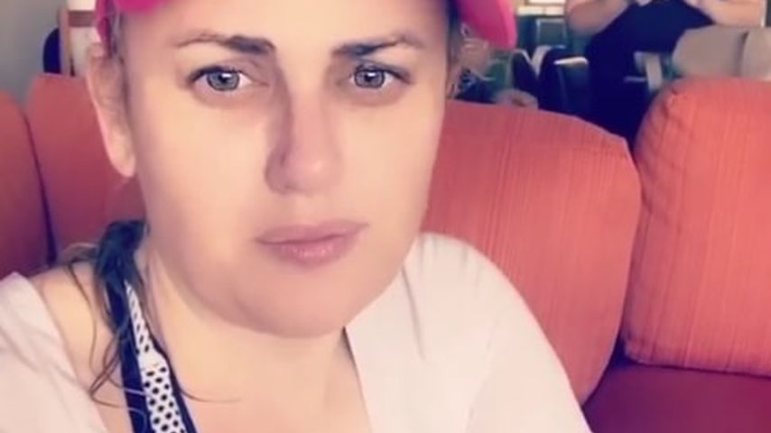 Busenprellung! Rebel Wilson stürzt bei Shooting auf Fels