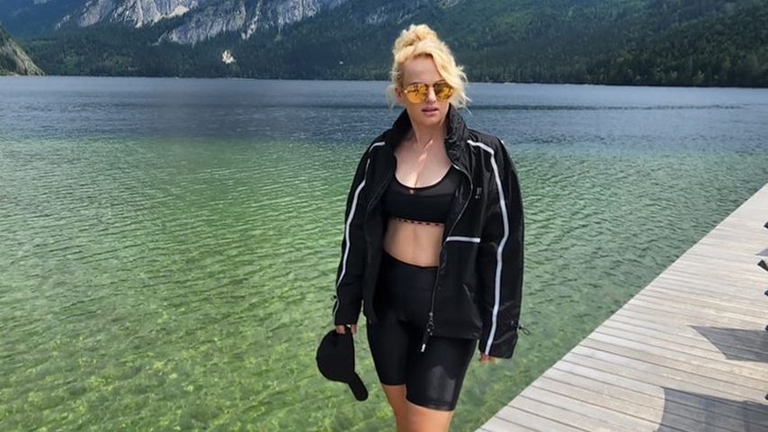 Rebel Wilson auf einem Steg