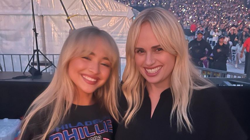 Rebel Wilson mit Sabrina Carpenter bei Taylor Swifts Konzert
