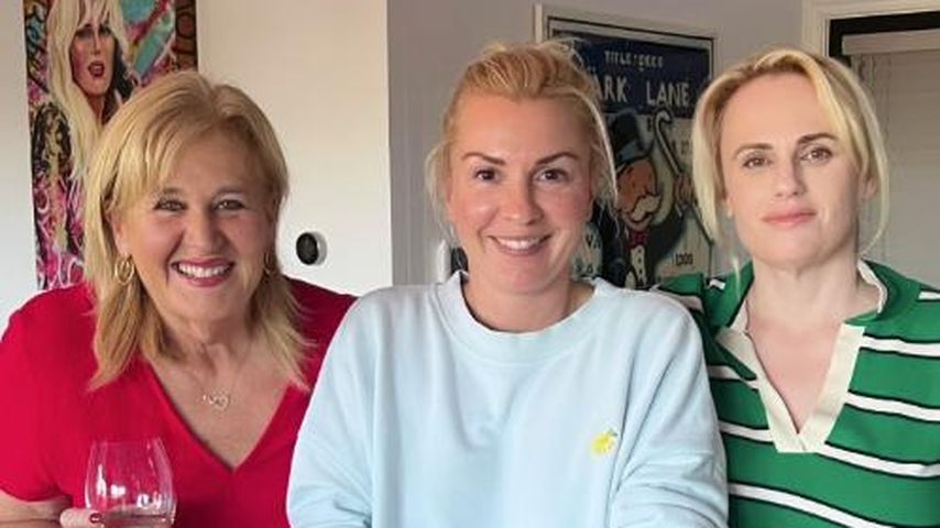 Rebel Wilson (r.) mit ihrer Mutter und Ramona Agruma, 2022