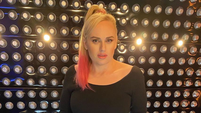 Knallig! Rebel Wilson rockt neue Haarfarbe nach Kilo-Verlust