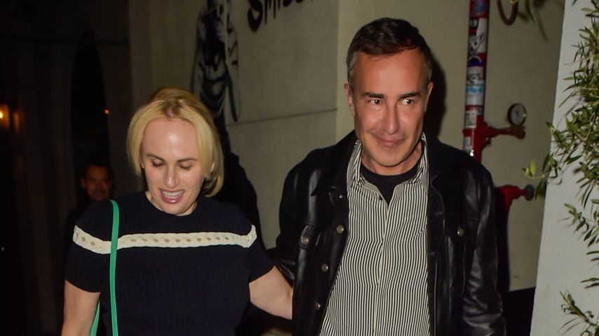 Rebel Wilson mit einem unbekannten Mann