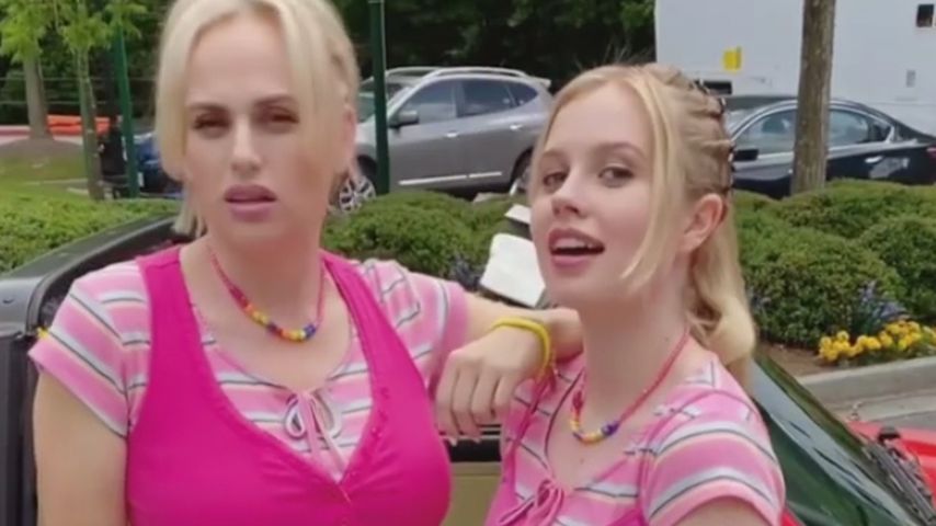 Low-Rise-Jeans und Co.: Rebel Wilson trägt rosa Retro-Look!