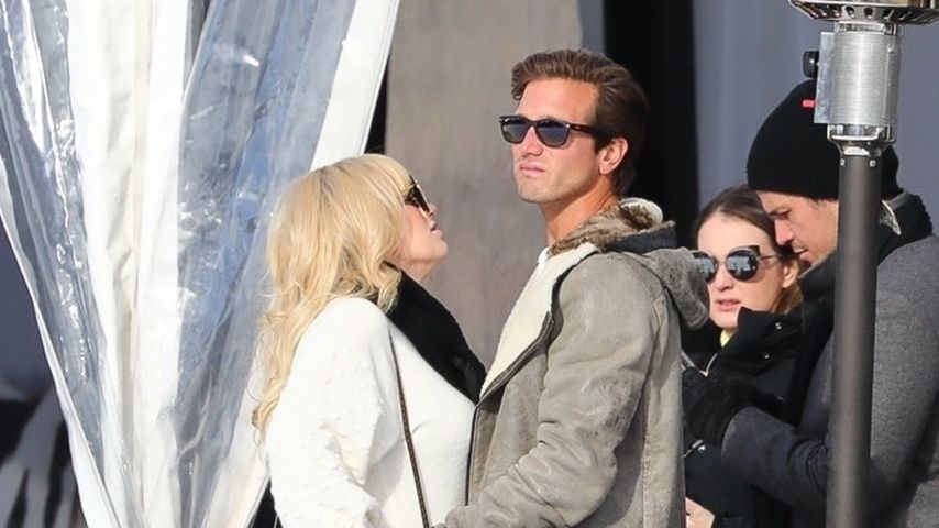 Ganz verschmust! Rebel Wilson turtelt mit Jacob im Schnee