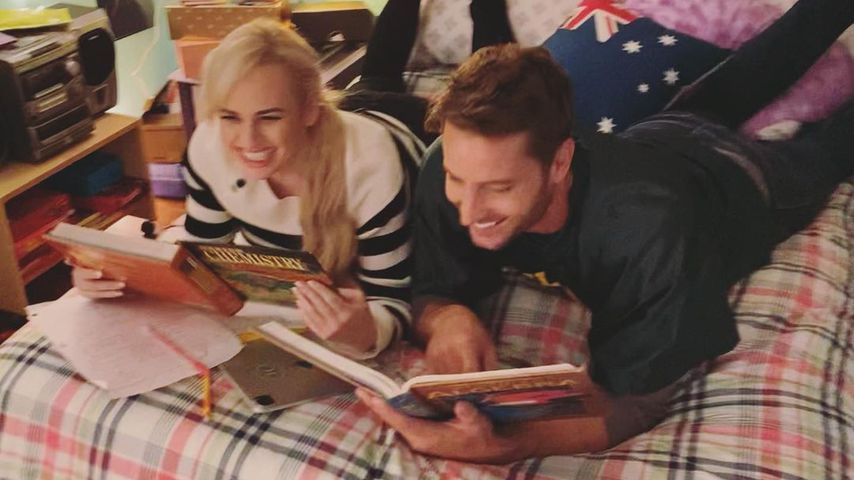 Auf Bett mit Justin Hartley: Rebel Wilson teilt Setfotos