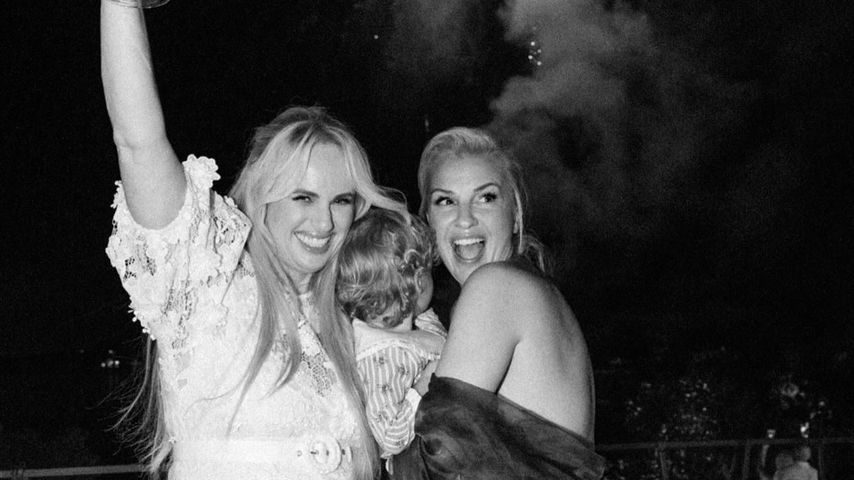 Rebel Wilson und Ramona Agruma mit ihrer Tochter