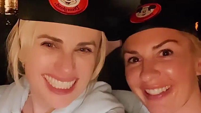 Süße Bilder! Rebel Wilson mit ihrer Freundin im Disneyland