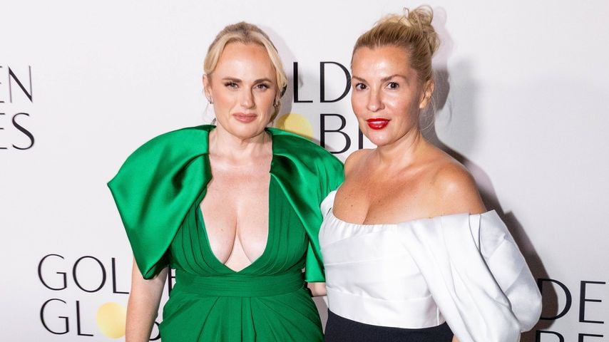Rebel Wilson bezaubert im smaragdgrünen Kleid neben Ramona