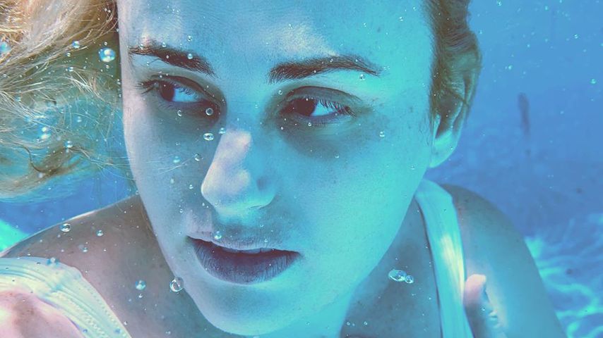 Rebel Wilson postet heiße Unterwasserbilder aus dem Pool