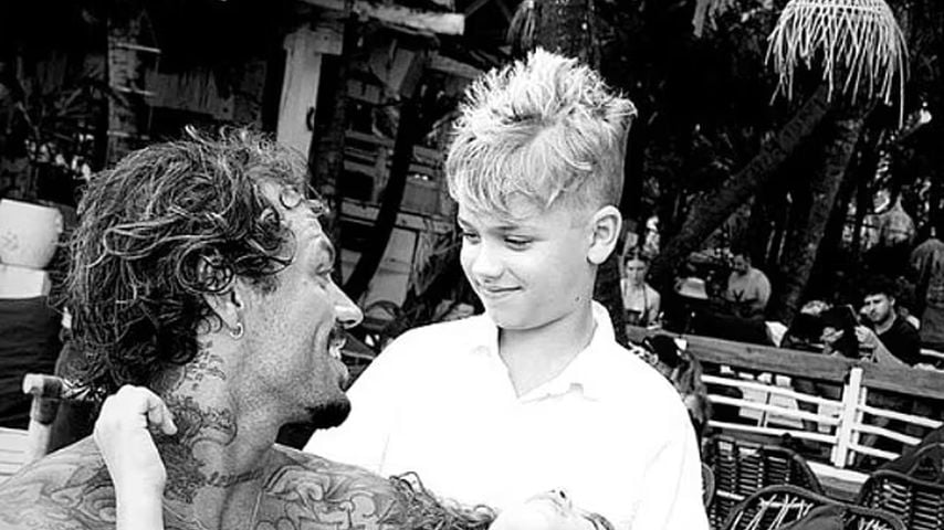 Reece Hawkins mit seinem Sohn Wolf und seiner Tochter Saskia
