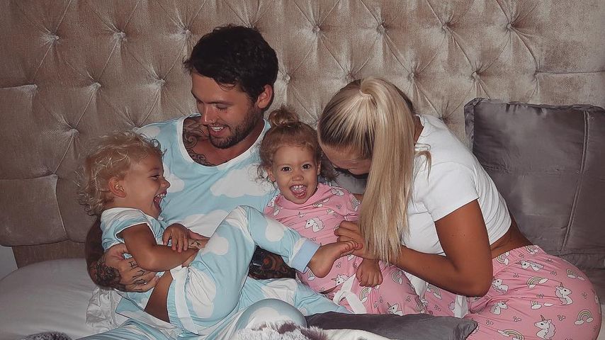 Reece Hawkins und Tammy Hembrow mit ihren Kindern Saskia und Wolf