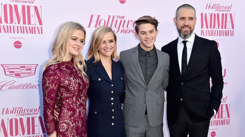 Reese Witherspoon mit ihren Kindern Deacon und Ava und Jim Toth