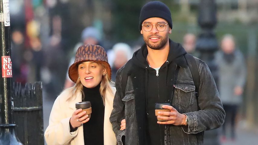 "Bridgerton"-Star Regé-Jean mit seiner Freundin abgelichtet