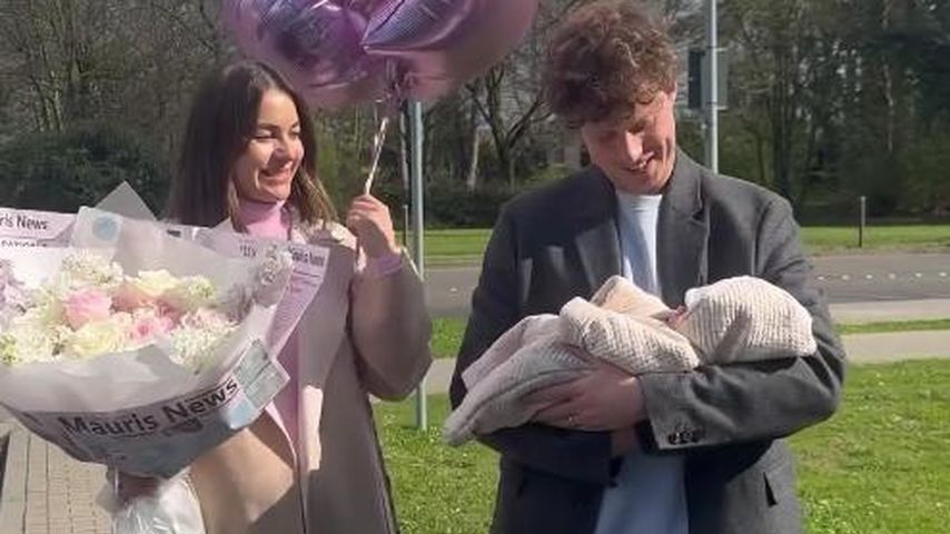 Renata und Valentin Lusin verlassen das Krankenhaus mit Baby