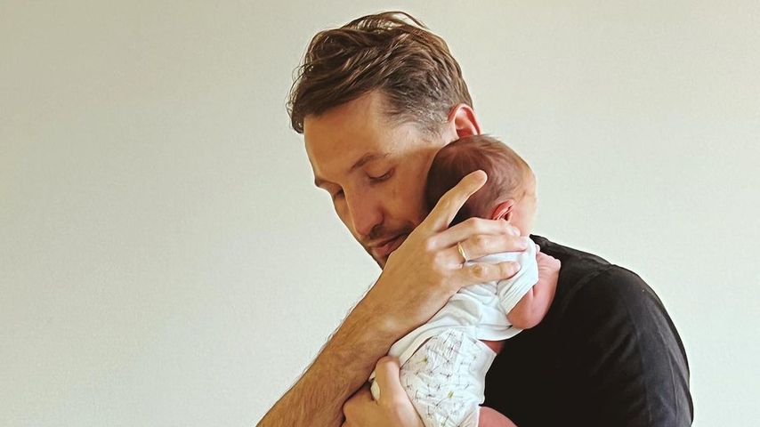 Süß: Auch Papa René Adler kuschelt mit seinem Neugeborenen