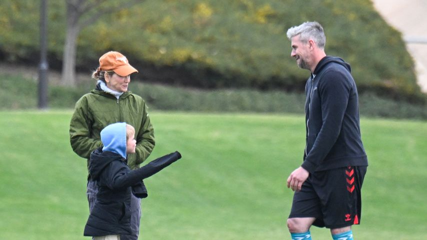 Renée Zellweger, Ant Anstead und sein Sohn Hudson auf dem Fußballplatz