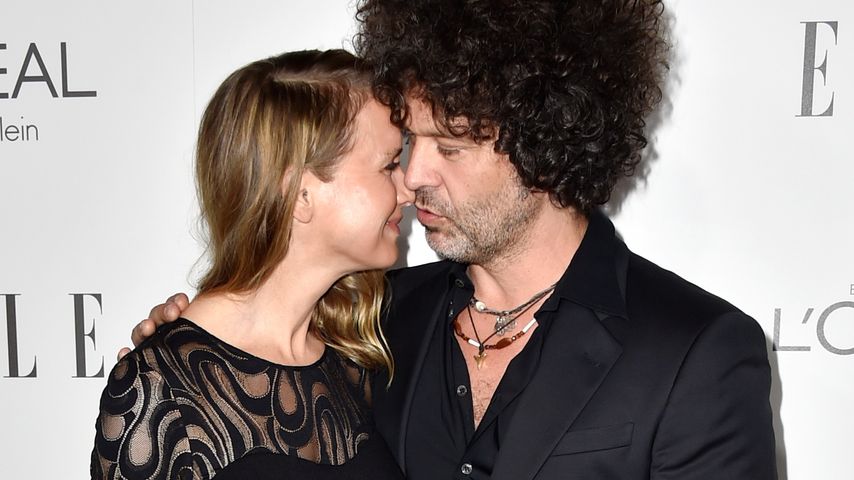 Süße Küsse: Renée Zellweger & ihr Doyle turteln am Flughafen
