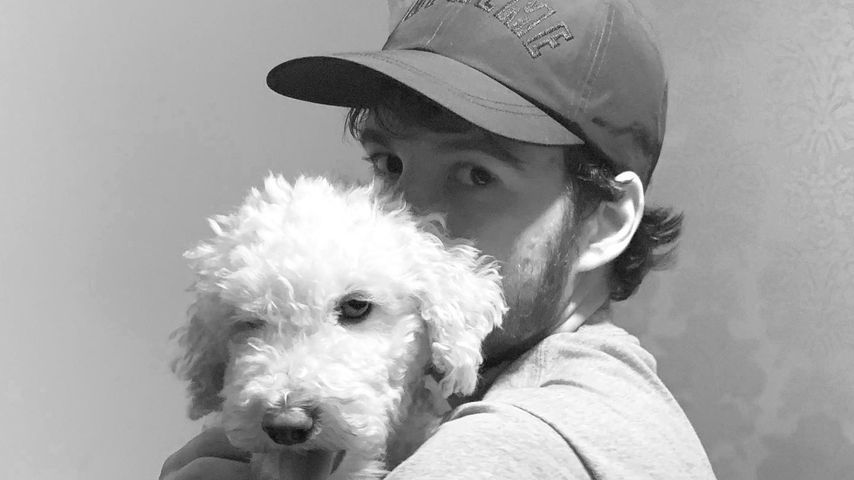 Musiker Rex Orange County mit seinem Hund