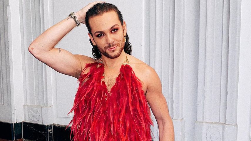 Paradiesvogel: Riccardo Simonetti in Feder-Top auf Event