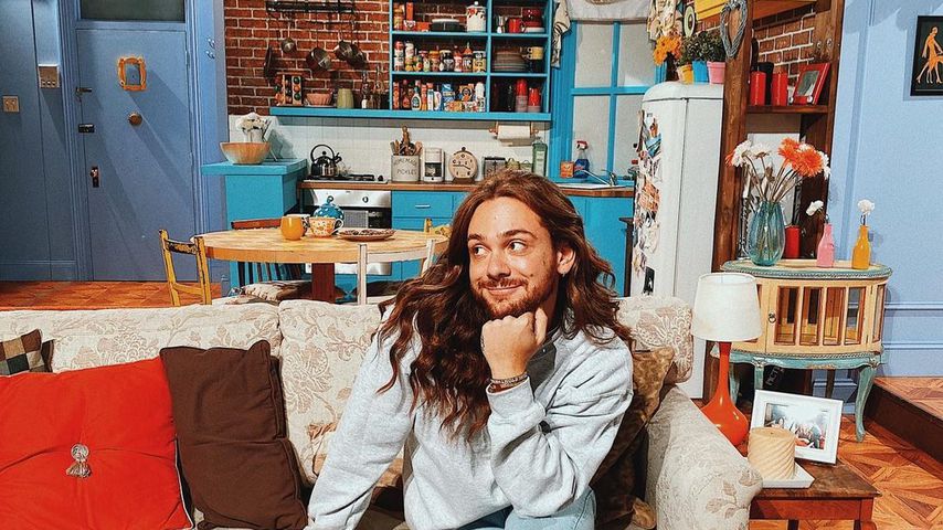 Riccardo Simonetti sitzt in einem "Friends"-Filmstudio