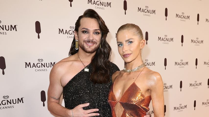 Riccardo Simonetti und Caro Daur strahlen in Glitzerlooks