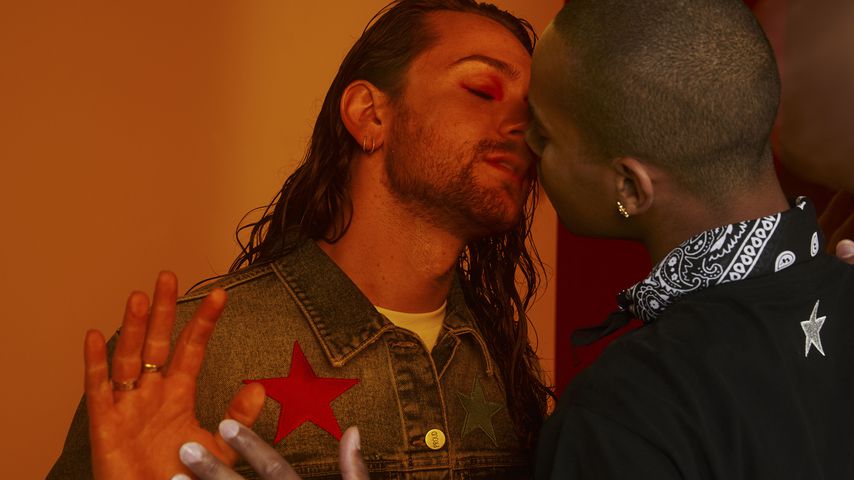 Riccardo Simonetti beim Shoot für seine Modekollektion