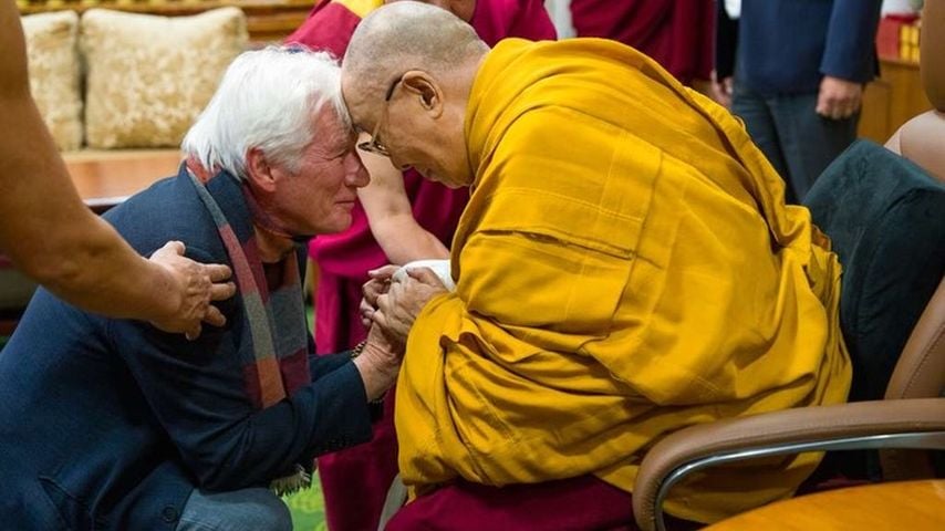 Richard Gere kniet vor dem Dalai Lama, März 2026