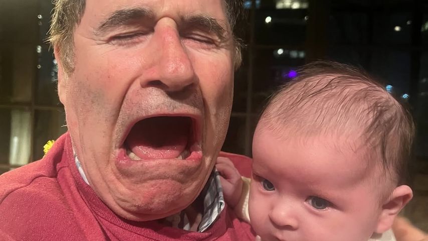John Mulaney postet ein Bild von seiner Tochter Mei und Richard Kind auf Instagram