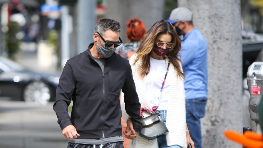 Süß! Hier halten Alessandra Ambrosio und ihr Neuer Händchen