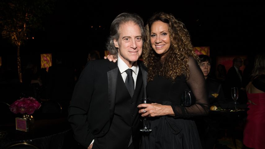 Richard Lewis' Witwe meldet sich erstmals nach seinem Tod