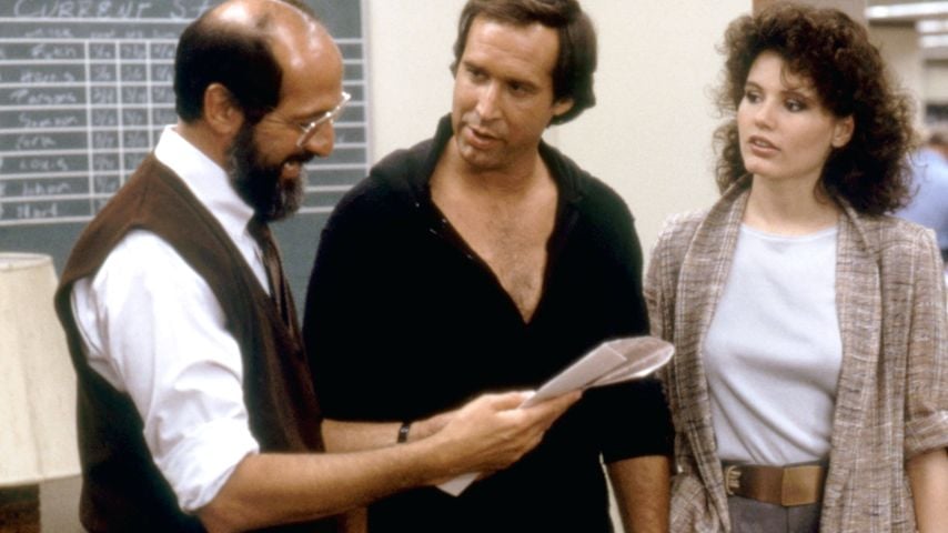Richard Libertini, Chevy Chase und Geena Davis am Set von "Fletch" (1985)
