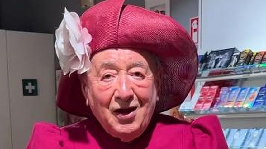 Richard Lugner wirbt in Frauenklamotten für einen Sexshop!