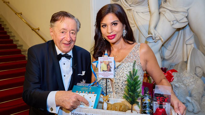 Richard Lugner mit Nina Bruckner an seinem 90. Geburtstag in der Wiener Hofburg im Oktober 2022