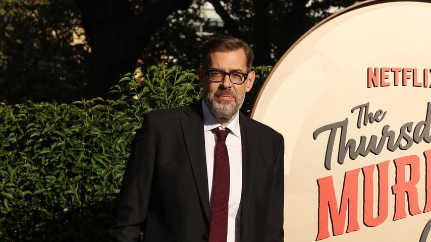 Richard Osman bei der UK-Premiere von "The Thursday Murder Club" in Leicester Square Gardens, London