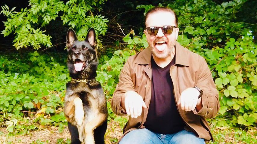 Ricky Gervais mit einem Hund im September 2019