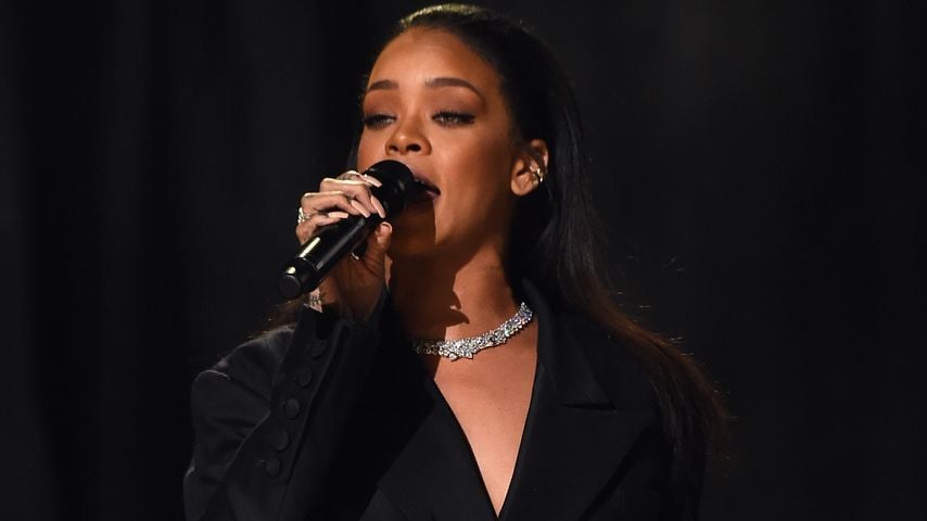 Rihanna total blau: Obenrum treibt sie es wieder bunt