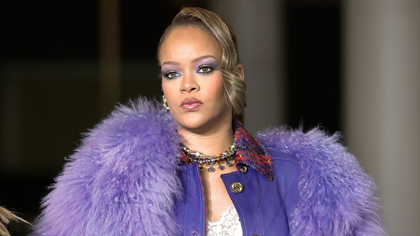 Top oder Flop? Rihanna kombiniert Pelzmantel mit Pyjama-Look