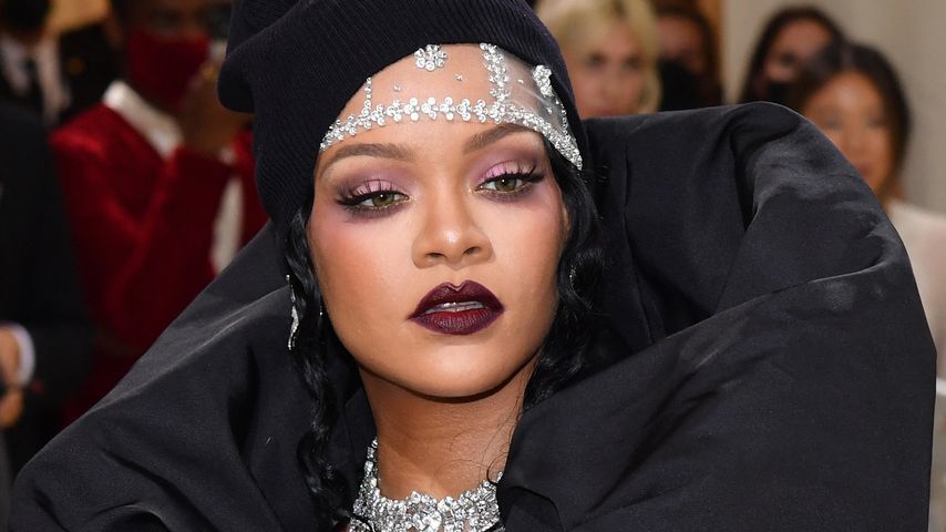 Kommentiert Rihanna hier etwa die Schwangergerüchte um sie?