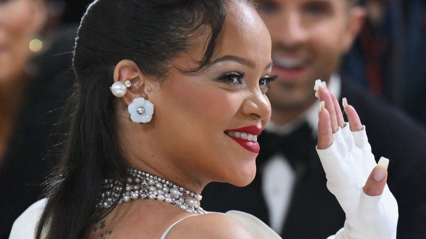 Stylisch mit Babybauch: Rihanna verblüfft mit weißem Look