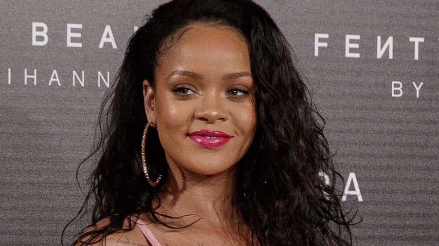 Sexy Geschenk: Rihanna verpackt ihre Brüste mit Schleife!