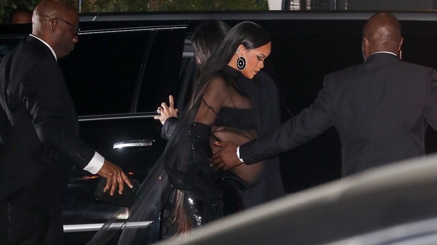 Neues Babybauch-Outfit: Rihanna in transparentem Schwarz