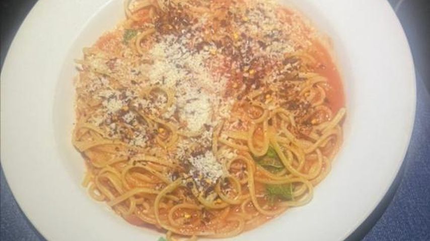 Rihanna mit einem Teller Spaghetti