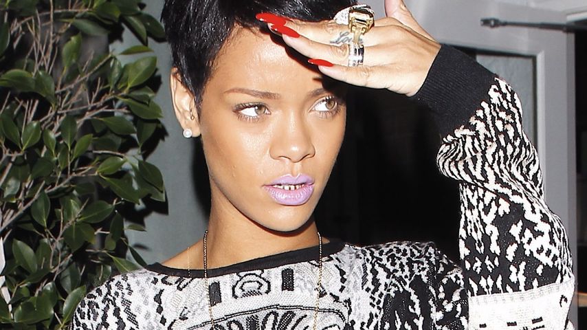 Beißt sich das? Rihannas crazy Goldzahn-Style